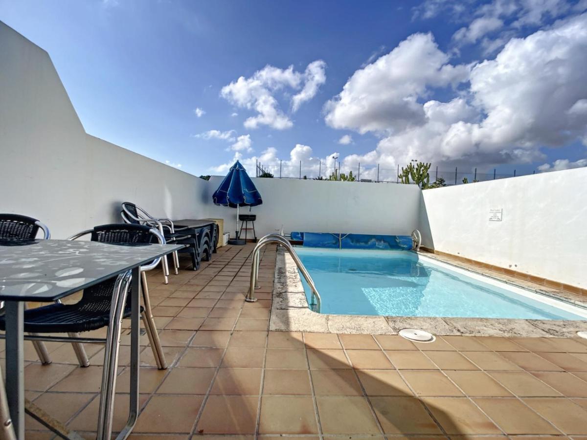 Willa Rosa Gadis Costa Teguise