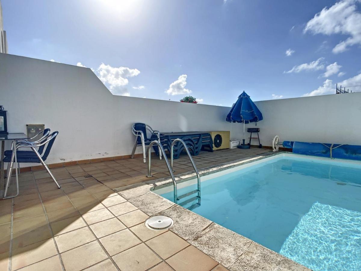 Willa Rosa Gadis Costa Teguise